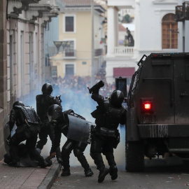 Las fuerzas de seguridad detienen a un manifestante durante una protesta contra las medidas de austeridad del presidente de Ecuador, Lenin Moreno, en Quito, Ecuador, 8 de octubre de 2019. REUTERS / Ivan Alvarado