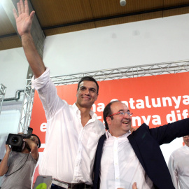 El líder del PSOE, Pedro Sánchez acompañado del líder de los socialistas catalanes, Miquel Iceta saludan en Tarragona en la fiesta de la gente mayor de los socialistas catalanes. EFE/ JAUME SELLART