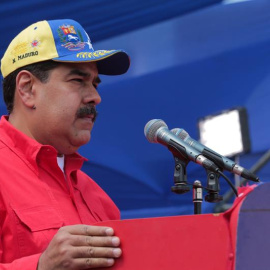 Fotografía cedida por prensa de Miraflores donde se observa al presidente de Venezuela, Nicolás Maduro, mientras participa en un acto de Gobierno hoy, sábado en Caracas (Venezuela). El gobernante venezolano juró este sábado "defender la pat