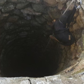 El pozo donde fue lanzado un perro en Carmona. EUROPA PRESS.