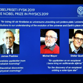 Tríptico con los tres ganadores del premio Nobel de Física. (REUTERS)