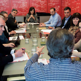 Fotografía facilitada por el PSOE de la reunión de trabajo que ha mantenido hoy en Ferraz en el secretario general, Pedro Sánchez (3d), con miembros de la Ejecutiva y del equipo económico del partido. | EFE