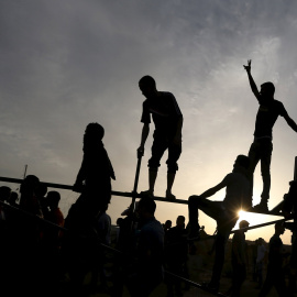 Manifestantes palestinos se sitúan en la valla fronteriza durante los enfrentamientos con las tropas israelíes cerca de la frontera entre Israel y el centro de la Franja de Gaza 13 de octubre de 2015. REUTERS / Ibraheem Abu Mustafa