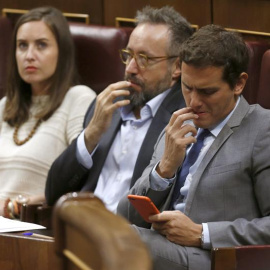 El líder de Ciudadanos, Albert Rivera; el portavoz, Juan Carlos Girauta y la diputada Melisa Rodriguez, durante el discurso de investidura de Mariano Rajoy/EFE