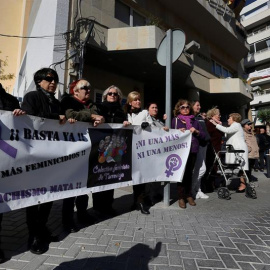 Numerosos vecinos de Torrevieja y toda la corporación municipal guardan un minuto de silencio por la agresión sufrida ayer por una mujer septuagenaria a manos de su pareja.