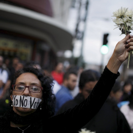 Una manifestante protesta en las calles de Ciudad de Guatemala contra la corrupción. REUTERS