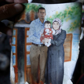 Fotografía de la familia Dawabsha recupera del incendio. - EFE