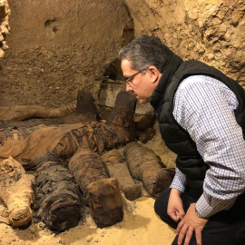 El ministro de Antigüedades egipcio, Jaled al Anani, durante el descubrimiento de un grupo de momias que datan de la época ptolemaica en el valle del Nilo./ EFE