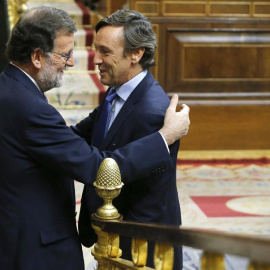 Mariano Rajoy saluda al portavoz del PP, Rafael Hernando, antes de su intervención. / MARISCAL (EFE)
