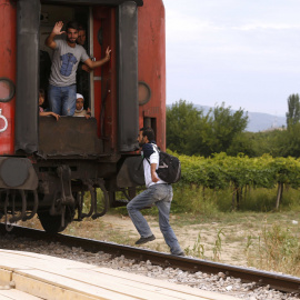 Miles de inmigrantes en Macedonia abordaron este domingo algunos trenes que viajaban al norte después de pasar la noche en un campamento improvisado./ REUTERS