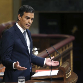 El secretario general del PSOE, Pedro Sánchez,durante su intervención en la segunda sesión del debate de investidura del líder del PP, Mariano Rajoy, que se celebran el en pleno del Congreso de los Diputados y que concluirá con la primera v
