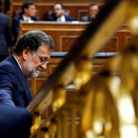 El candidato del PP a la investidura y presidente del Gobierno en funciones, Mariano Rajoy, junto a su escaño en el Congreso de los Diputados, en la segunda sesión del debate de investidura. REUTERS/Andrea Comas