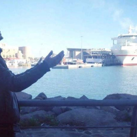 Soufiane, el joven fallecido, posando ante uno de los buques que conectan a la ciudad con la península.(Foto cedida)