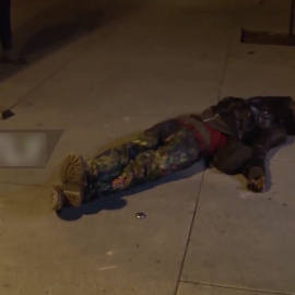 Arona Diakate, tendido en el suelo, tras recibir un porrazo de un policía en la Plaza de Nelson Mandela de Lavapiés.- RUPTLY