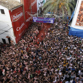 Miles de personas han acudido a celebrar la Tomatina en Buñol. EFE/Kai Forsterling