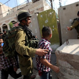Soldados israelíes detienen a niños palestinos - EFE/ABED AL HASHLAMOUN