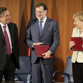 El presidente de EOE, Joan Rosell, con el presidente del Gobierno, Mariano Rajoy, y la canciller alemana, Angela Merkel, en la reciente cumbre empresarial germano-española en Berlín. EFE/Zipi