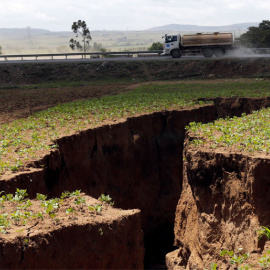 Se ha abierto una grieta en Kenia de 15 metros de profundidad, 20 de ancho y varios kilómetros de largo. / Reuters