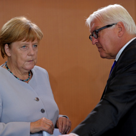 La canciller alemana, Angela Merkel, y el ministro de Asuntos Exteriores alemán, Frank - Walter Steinmeier, asisten a una reunión de gabinete en la Cancillería en Berlín.- REUTERS