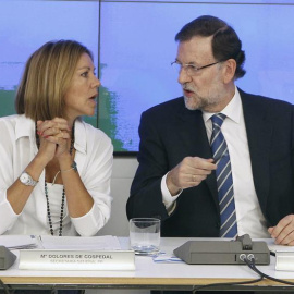 El presidente del Gobierno, Mariano Rajoy, conversa con la secretaria general del PP, María Dolores de Cospedal, al inicio de la reunión hoy del Comité Ejecutivo del partido a tres semanas de las elecciones del 27S, que afrontan con el ánim