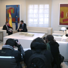 El presidente del Gobierno, Pedro Sánchez, con el del BCE, Mario Draghi, en el palacio de la Moncloa. POOL MONCLOA/J.M.Cuadrado