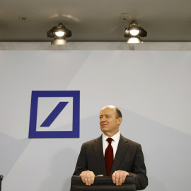 El consejero delegado de Deutsche Bank, John Cryan, a su llegada a la rueda de prensa en la que ha presentado la reestructuración del primer banco alemán. REUTERS/Kai Pfaffenbach