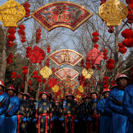 Los artistas ensayan una recreación de una ceremonia de la dinastía Qing del Año Nuevo Chino en el Templo de la Tierra en el parque Ditan en Beijing | Reuters/Thomas Peter