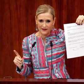 Cifuentes enseña su matrícula del máster. | EFE