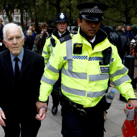 07/10/2019 - Phil Kingston, de 83 años, es detenido durante la protesta de 'Extinction Rebellion' en Londres. / REUTERS - Henry Nicholls