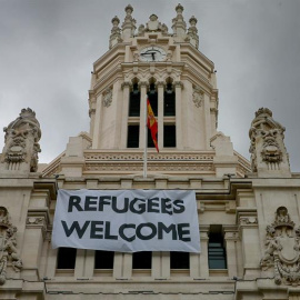 Detalle de una pancarta con la leyenda "Refugees Welcome" -"Refugiados, bienvenidos", colocada en la fachada del Palacio de Cibeles, sede del Ayuntamiento de Madrid. - EFE