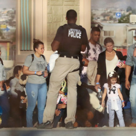 Agentes del Departamento de Seguridad Nacional de EEUU retiene a un grupo de migrantes en El Paso, Texas. - AFP