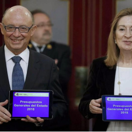 El ministro de Hacienda, Cristóbal Montoro, entrega a la presidenta del Congreso, Ana Pastor, el proyecto de Presupuestos Generales del Estado para 2018.| CHEMA MOYA (EFE)