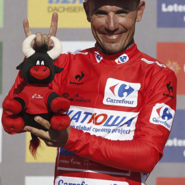 'Purito' celebra el liderato de la Vuelta. EFE/Javier Lizón