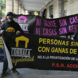Varias personas protestan contra el encarcelamiento de los seis de la Macarena, frente al juzgado de Sevilla-. APDHA
