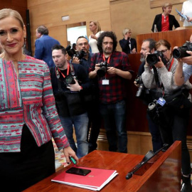 La presidenta madrileña, Cristina Cifuentes, al final del pleno extraordinario de la Asamblea de Madrid. /EFE