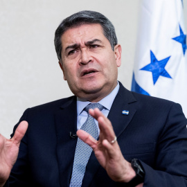 02/10/2019.- Fotografía de archivo del 26 de agosto de 2019 muestra al presidente de Honduras Juan Orlando Hernández durante una entrevista en Washington. EFE/EPA/MICHAEL REYNOLDS/Archivo