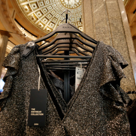 Varias prendas en una tienda de Zara, la principal enseña de Inditex, en Barcelona. REUTERS/Albert Gea