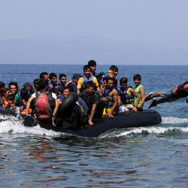 Un grupo de inmigrantes llega a la isla griega de Lesbos. REUTERS