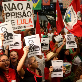 Simpatizantes del expresidente Luiz Inácio Lula da Silva siguen hoy, miércoles 4 de marzo de 2018, desde la sede del sindicato de los metalúrgicos el análisis de la Corte Suprema de si le concede o no un "habeas corpus" al expresidente, en 