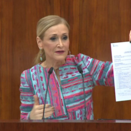 La presidenta de la Comunidad de Madrid, Cristina Cifuentes, muestra un documento durante su comparecencia en la Asamblea relativa a su polémico máster.
