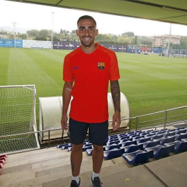 Paco Alcácer posando en la ciudad deportiva del Barcelona.