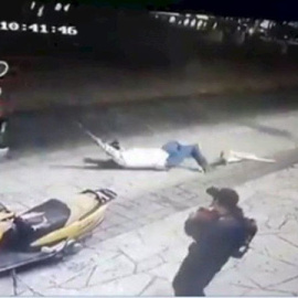 Captura del vídeo en el que se puede ver al alcalde de Las Margaritas arrastrado por una furgoneta.