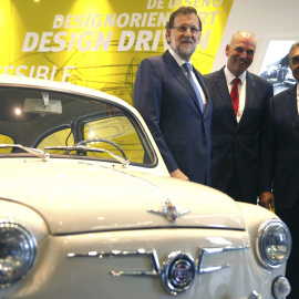 El presidente del Gobierno, Mariano Rajoy, junto al presidente de Seat, Jürgen Stackmann, y el vicepresidente mundial de compras del Grupo Volkswagen, Francisco Javier García Sanz, durante la visita que ha realizado a la factoría de la empr