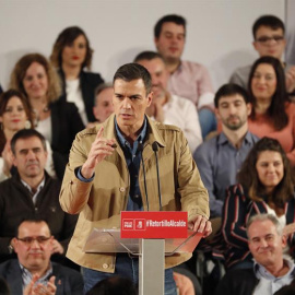 El presidente del Gobierno y secretario general del PSOE, Pedro Sánchez, durante su intervención en la presentación de la candidatura del socialista Alfredo Retortillo (d) para el ayuntamiento vizcaíno de Barakaldo. EFE/Luis Tejido