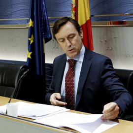 El portavoz del PP en el Congreso, Rafael Hernando, durante la rueda de prensa realizada hoy en el Congreso tras la junta de portavoces. EFE/Juan Martinez Espinosa