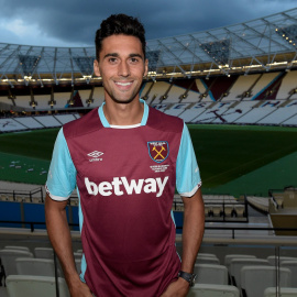 Álvaro Arbeloa posa con la camiseta del West Ham en el estadio olímpico de Londres.