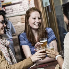 Jóvenes tomando cerveza. E.P.
