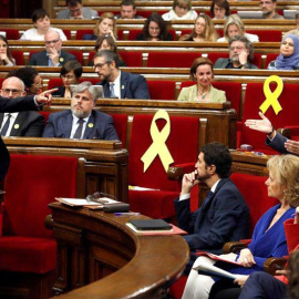 El presidente de la Generalitat, Quim Torra, responde a una pregunta del presidente del grupo parlamentario de Ciudadanos, y líder de la oposición, Carlos Carrizosa, a la derecha.(EFE)