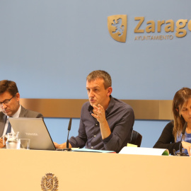 El concejal de Economía de Zaragoza, Fernando Rivarés, acompañado por Miguel Ruiz y Ana Sanromán, responsables del área. E.B.