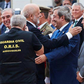 El director general de la Guardia Civil, Félix Vicente Azón, (izquierda), saluda al fiscal jefe de la Audiencia Nacional, Javier Zaragoza (derecha), durante los actos de celebración del día de la patrona del cuerpo en la comandancia de Sant